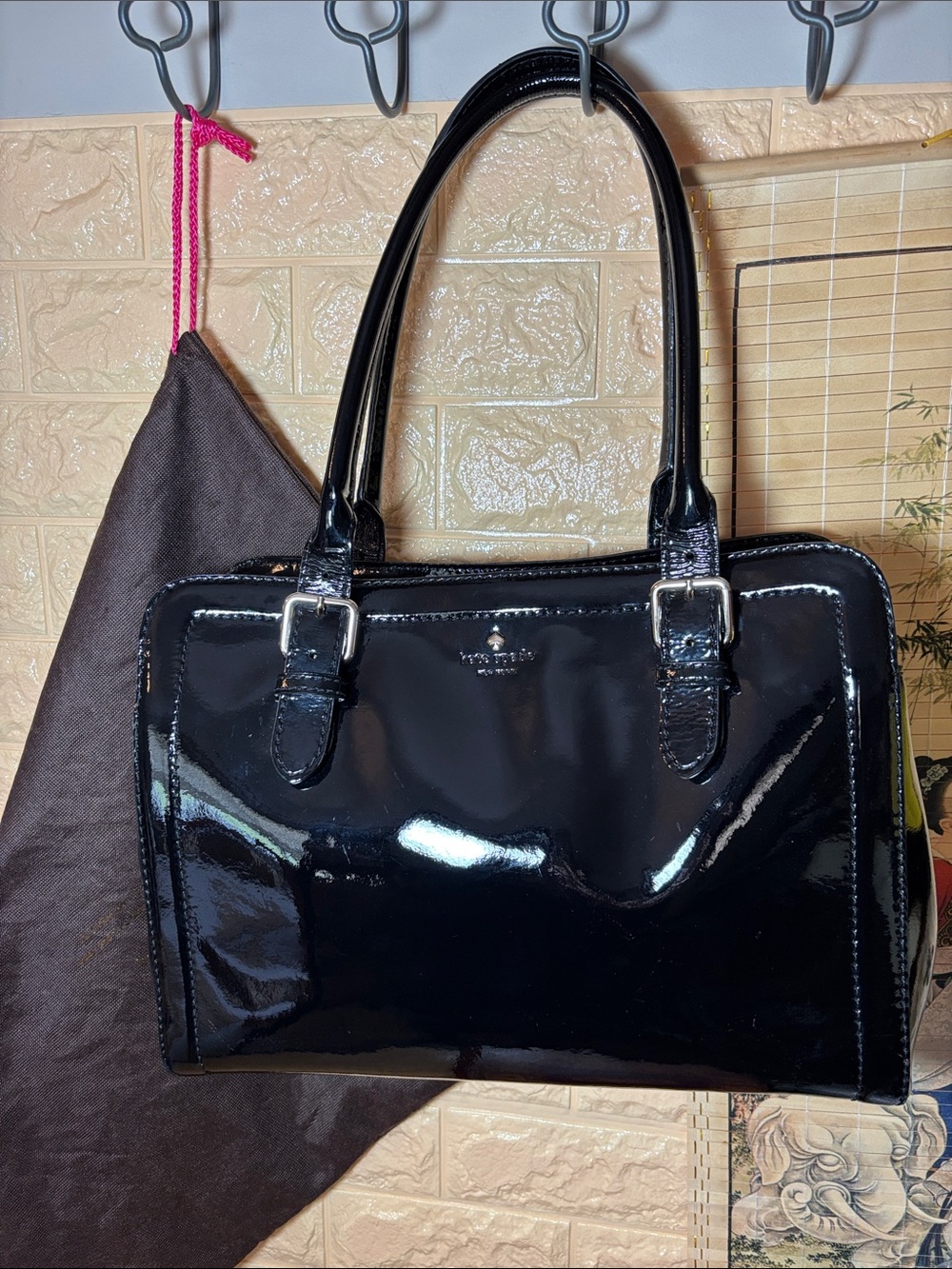 Kate Spade Black Shoulder Bag w Glossy Patent Finish and Branded Fabric Dust Bag - Picture 1 of 17